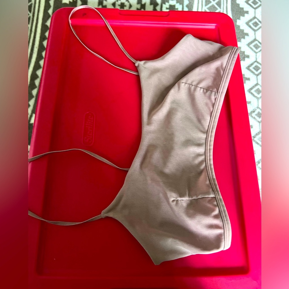 ☄️☄️☄️Selling Alo bra small in size ☄️☄️